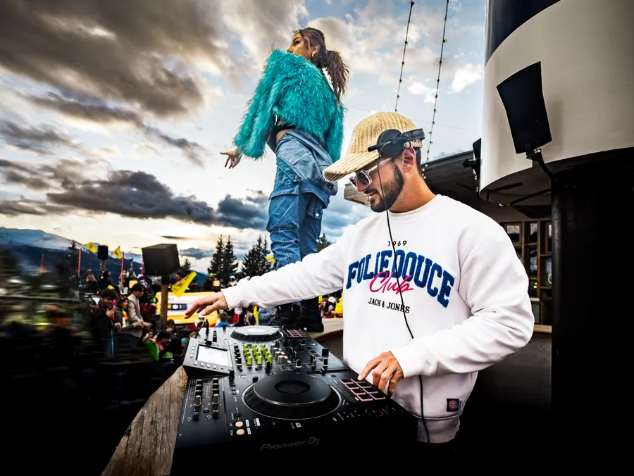 Un DJ et une chanteuse partagent la scène en fin de journée
