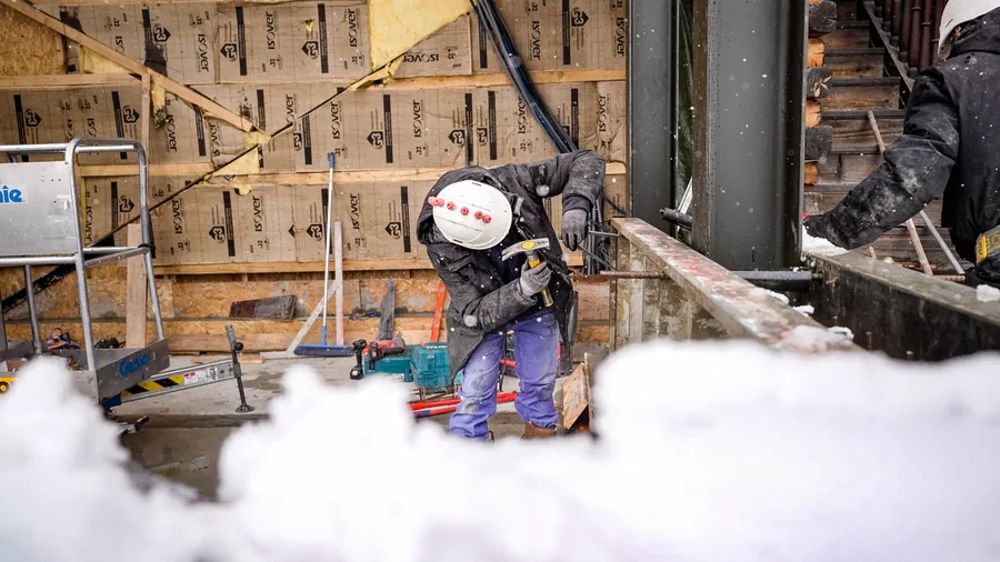 Un ouvrier au travail dans le bâtiment