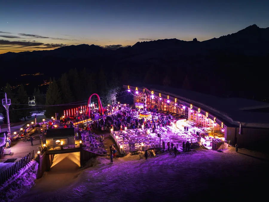 La terrasse de La Folie Douce illuminée à la tombée du jour