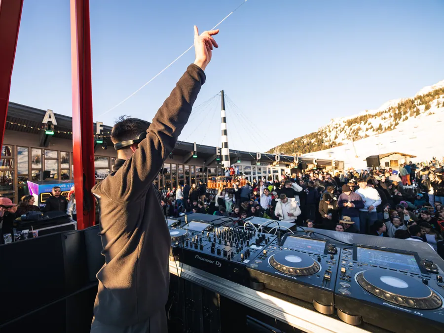 Azyr s’adresse à la foule sur la terrasse