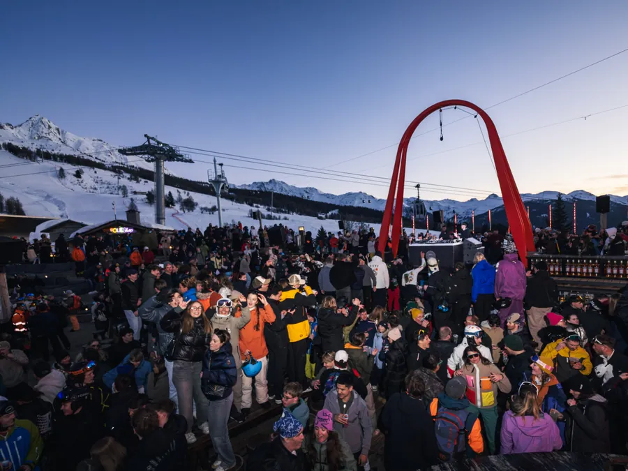 La foule réunie devant la scène extérieure