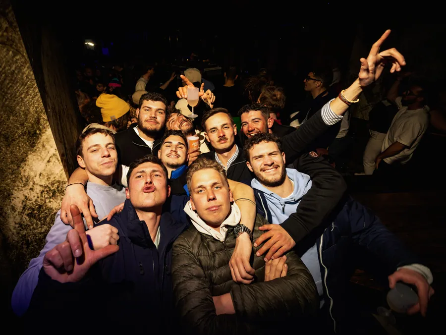 Un groupe dans le public de la soirée Adiel