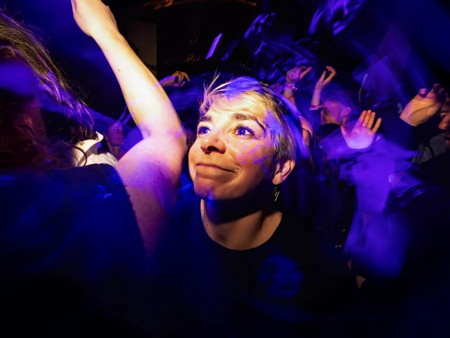 Portrait dans la lumière bleue du club