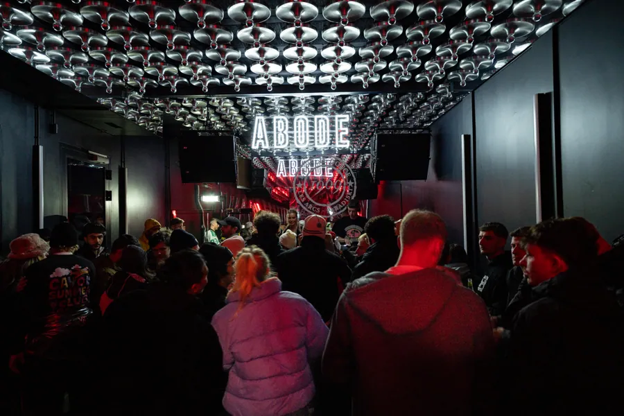 Le public rejoint la salle pour la soirée Konstantin