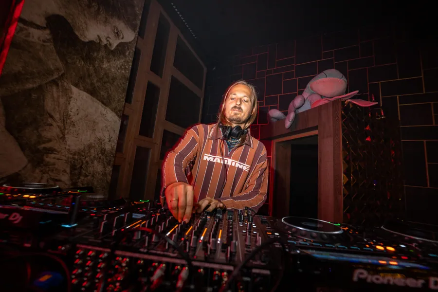 La cabine DJ sous les lumières rouges
