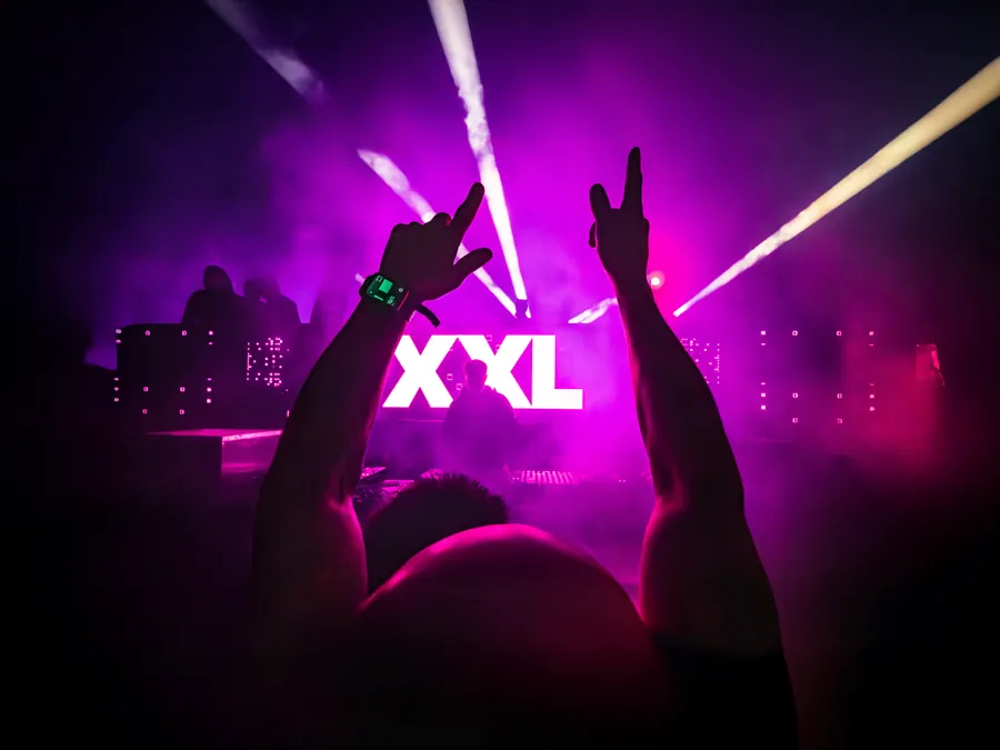 Les mains du public devant la scène violette du XXL Festival aux Arcs