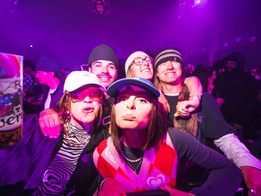 Un groupe de festivaliers sous les lumières violettes du XXL Festival