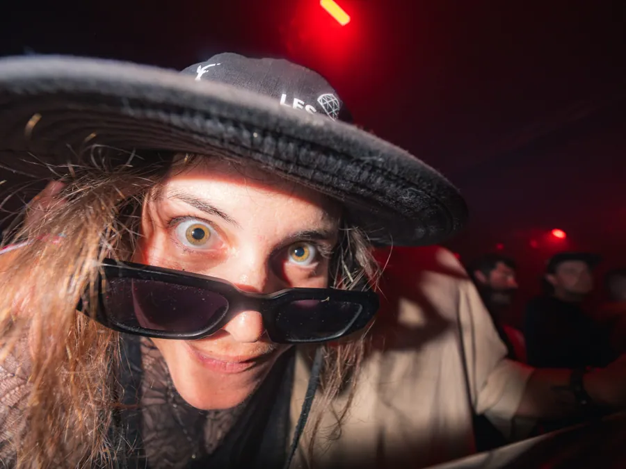 Un portrait au grand angle dans la foule du festival