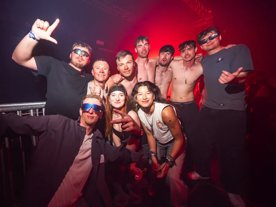Des festivaliers réunis devant la scène pendant la soirée