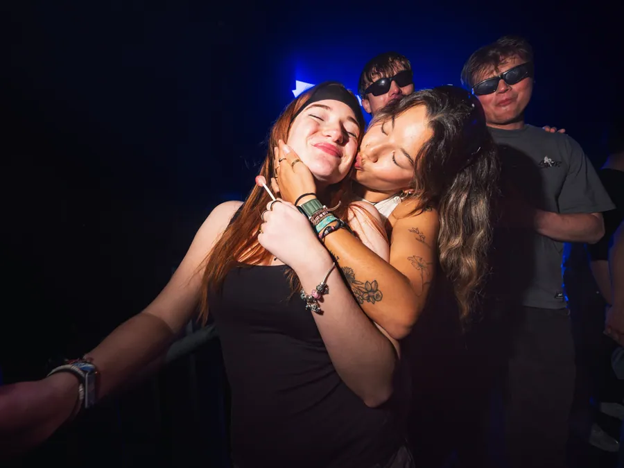 Deux participantes au XXL Festival photographiées dans le public