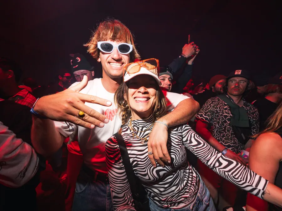 Un duo de festivaliers au plus près de l’objectif