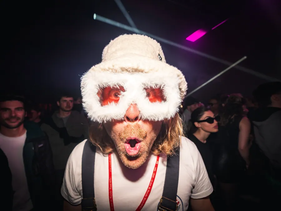 Un portrait masqué au grand angle pendant le XXL Festival