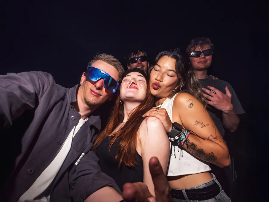 Un groupe dans le public au cours de la soirée XXL