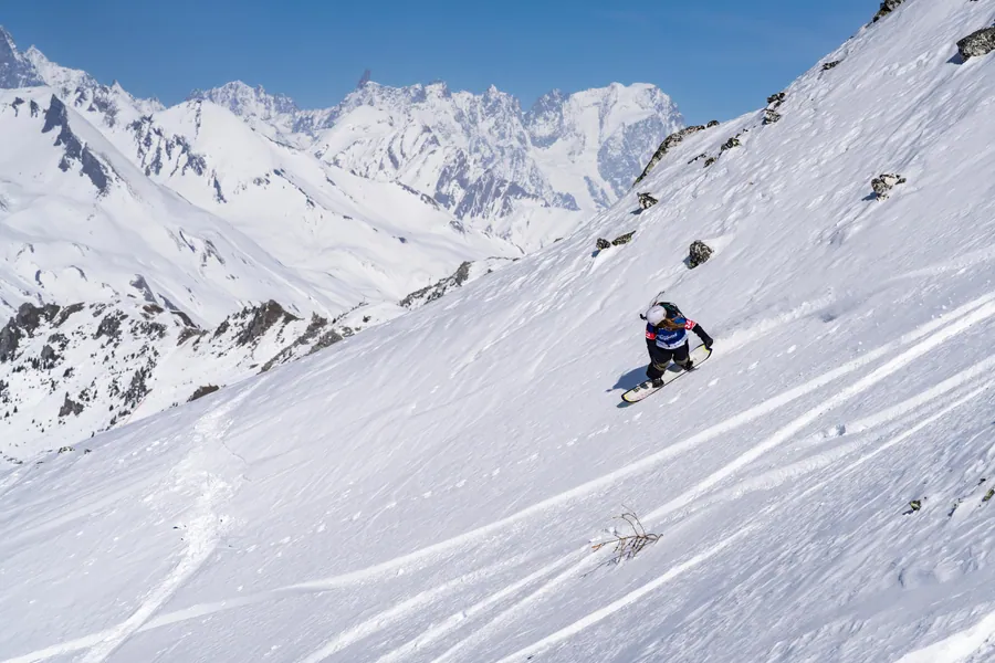 Freerider sur les pentes enneigées de l’Aiguille Grive