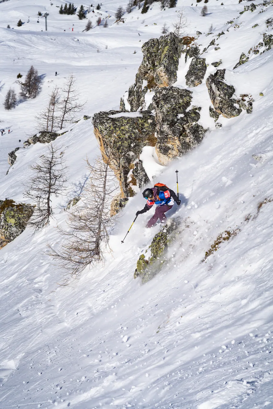 Un skieur en pleine descente pendant la compétition
