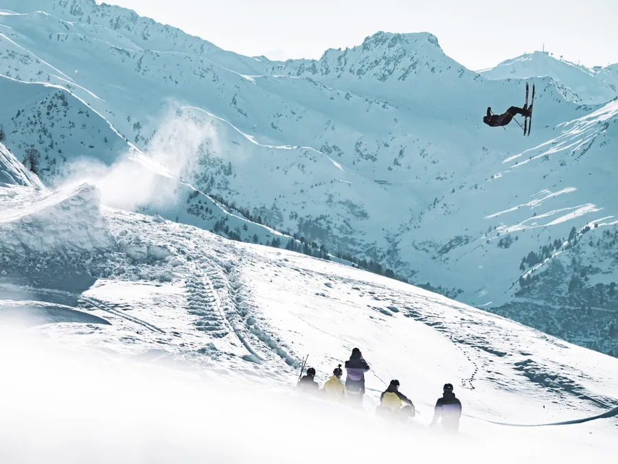 Un skieur en plein saut au-dessus du relief des Arcs