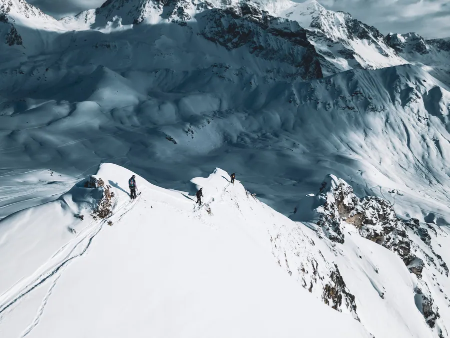 Traces et skieurs sur une crête enneigée