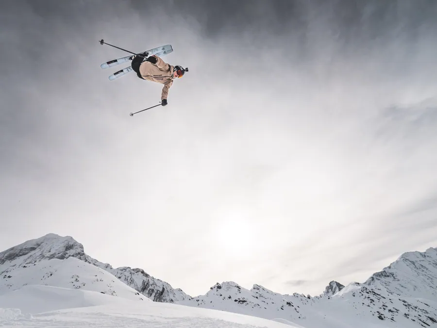 Une figure de ski dans le ciel d’hiver