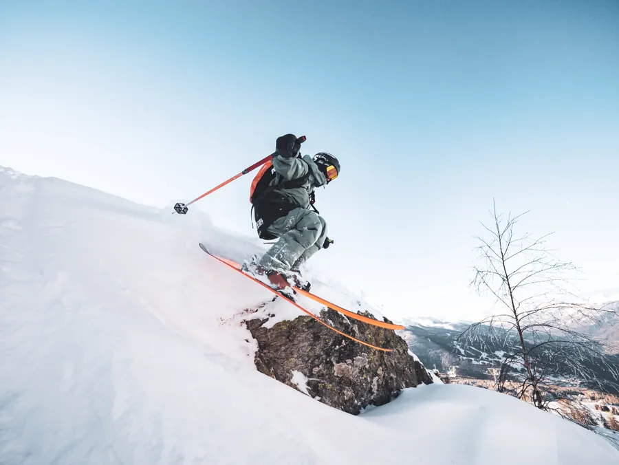 Un skieur franchit un relief enneigé