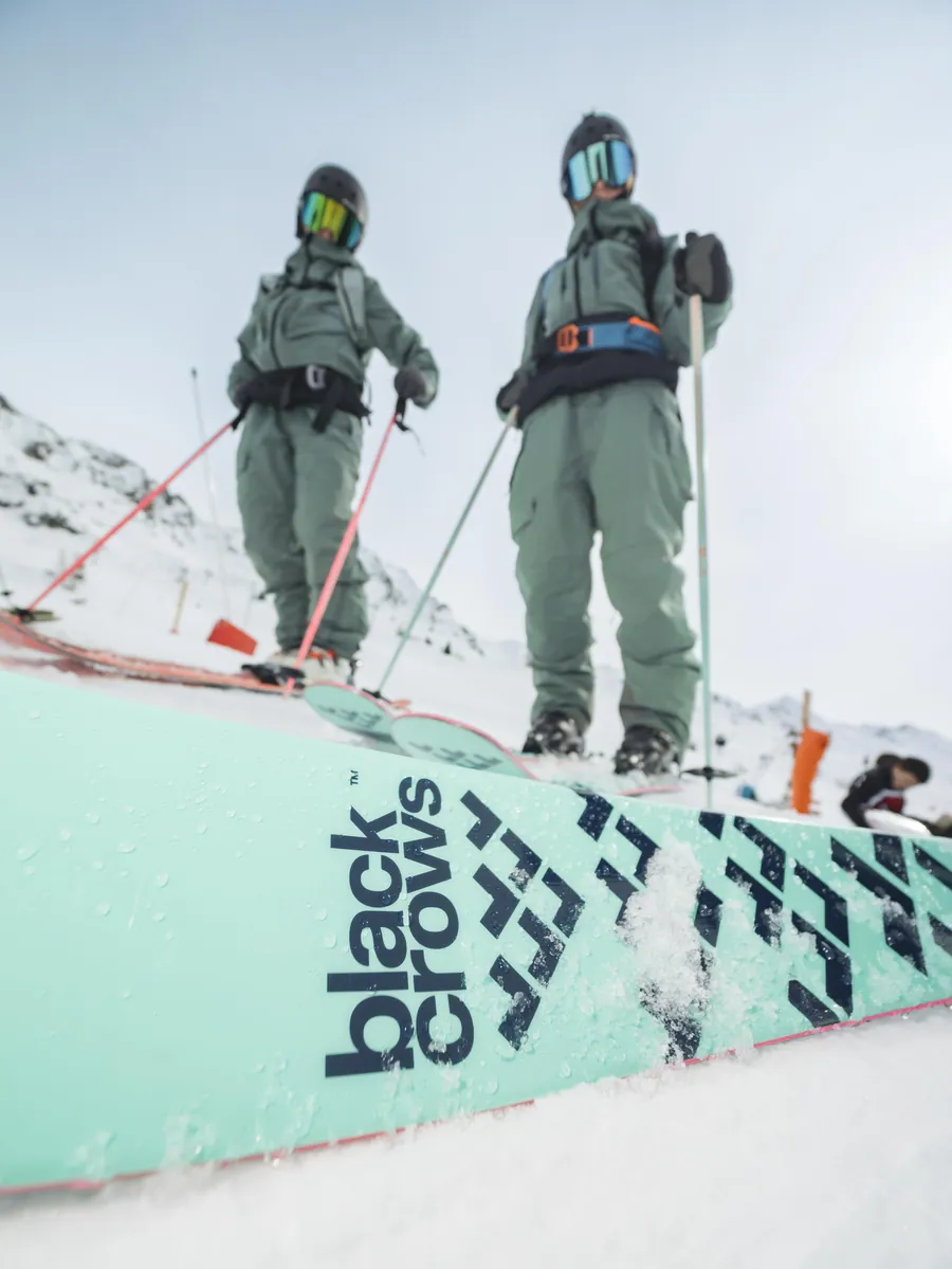 Skis Blackcrows et riders sur la neige