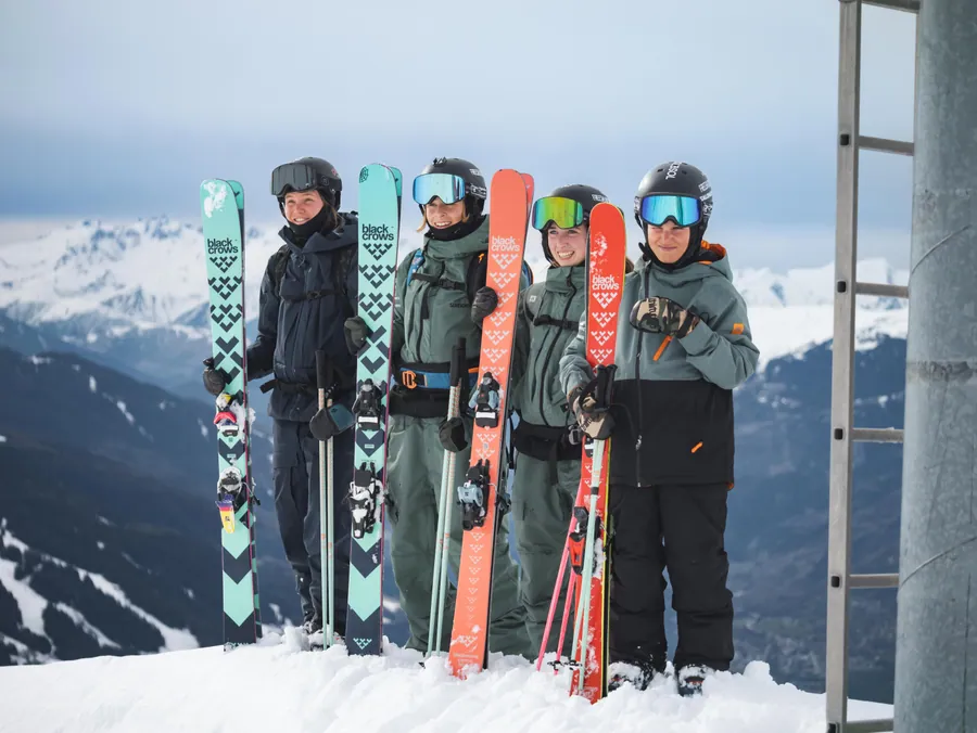 Les skieurs et leurs équipements Blackcrows réunis au sommet