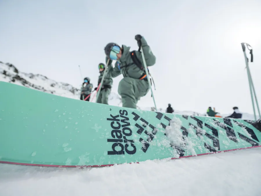 Skis Blackcrows au premier plan sur la neige