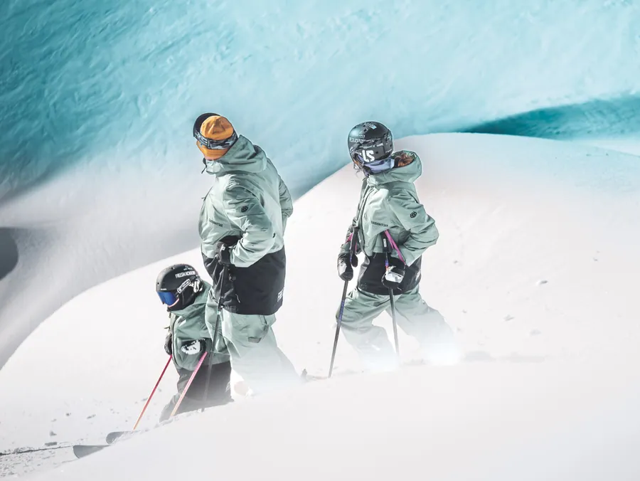 La tenue de ski 686 en mouvement