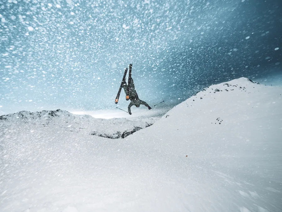 Une figure dans les projections de neige