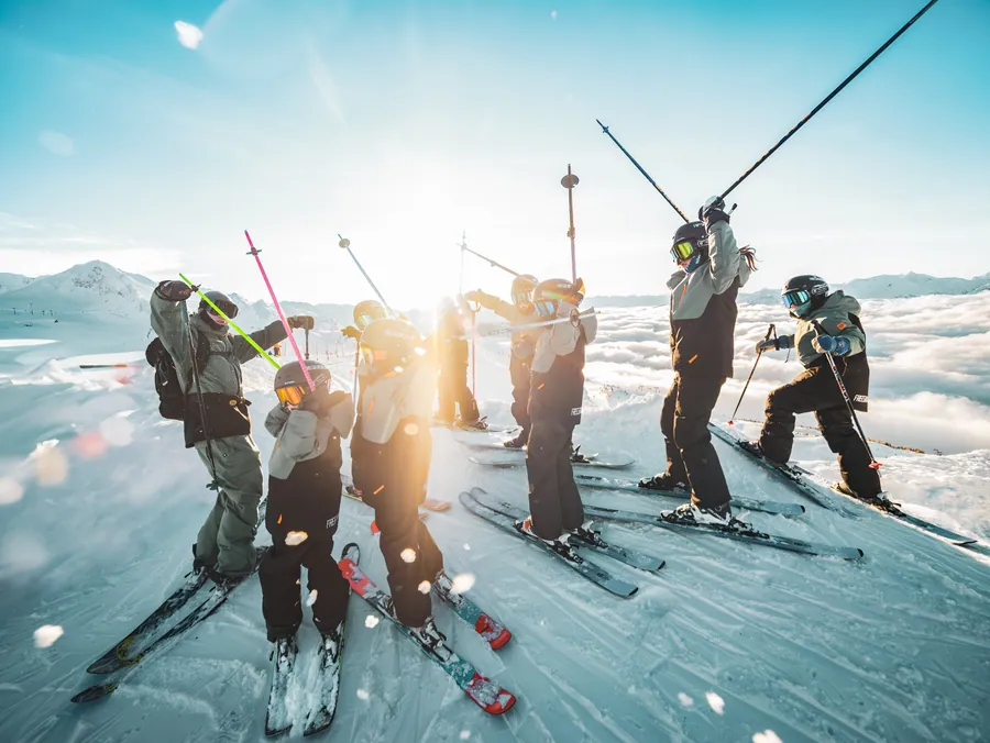 Les skieurs réunis face au soleil aux Arcs