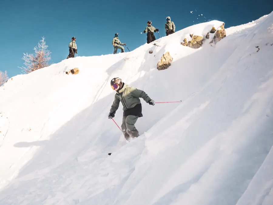 Le groupe suit la ligne au-dessus des rochers