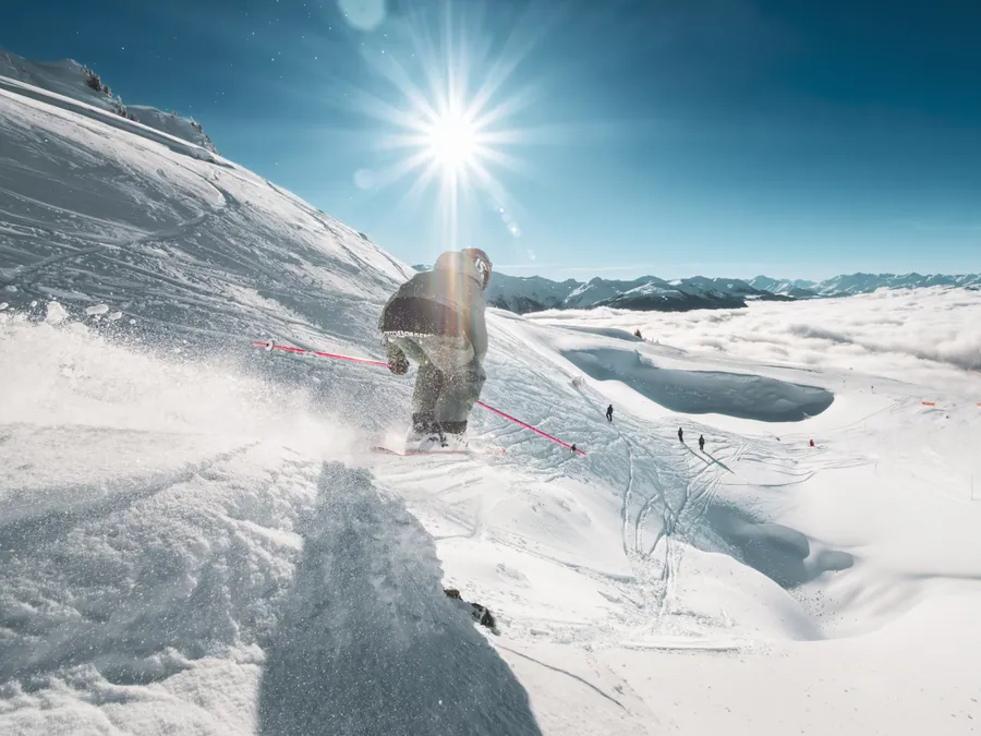 Ski en contre-jour au-dessus de la vallée