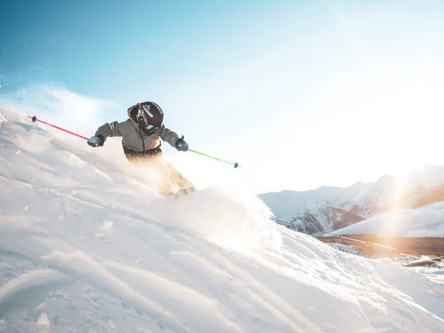Un skieur traverse la neige fraîche