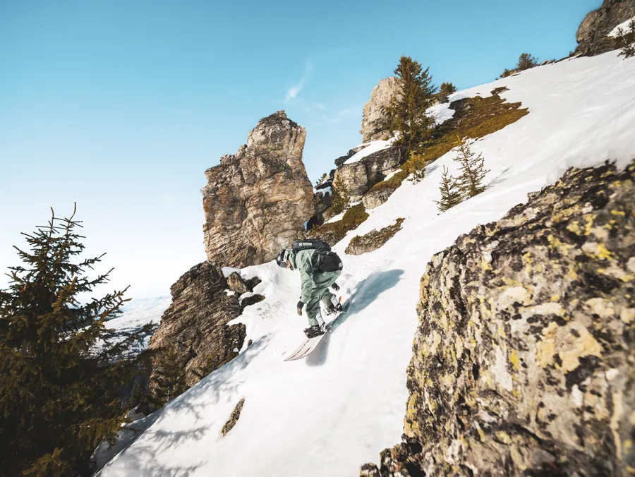 Une ligne de freeride entre rochers et arbres
