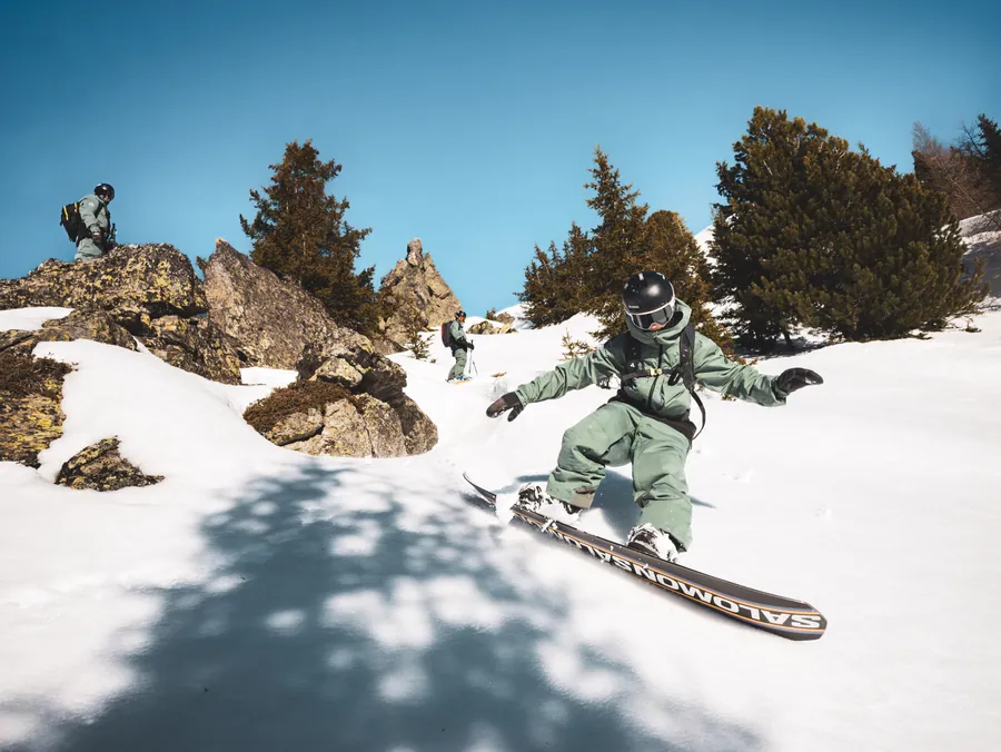 Un passage en ski près des rochers