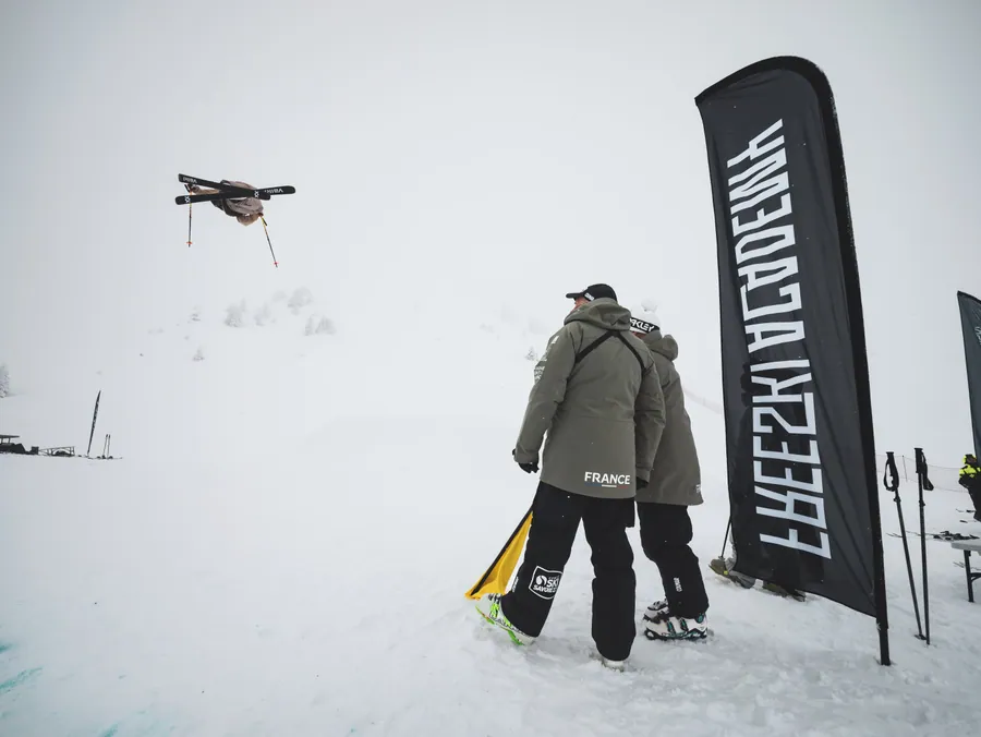 Un skieur face à une figure aérienne au Launchpad