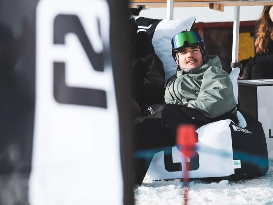 Un rider de la Freeski Academy pendant la compétition