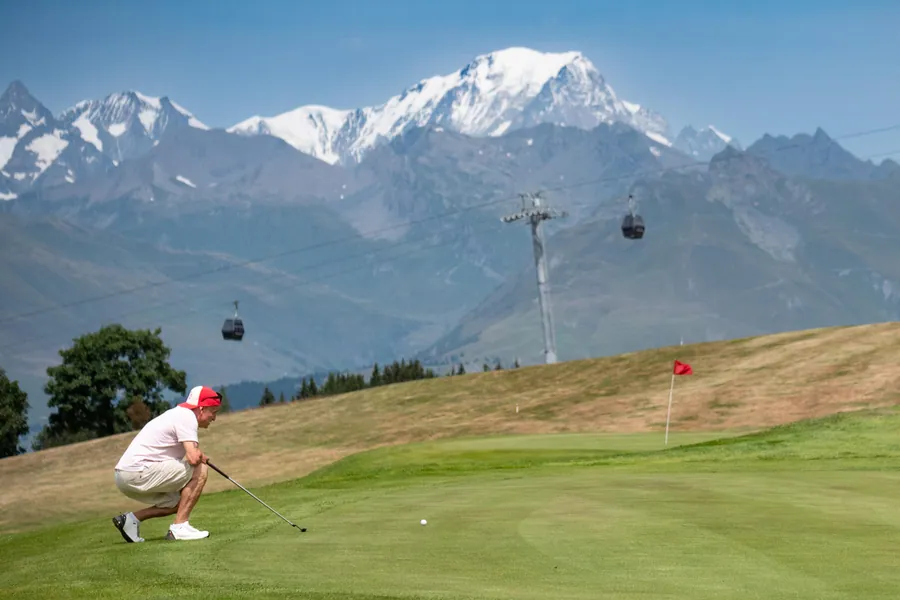 Un joueur sur le green face au mont Blanc pendant la compétition L’Entrepotes au Golf des Arcs