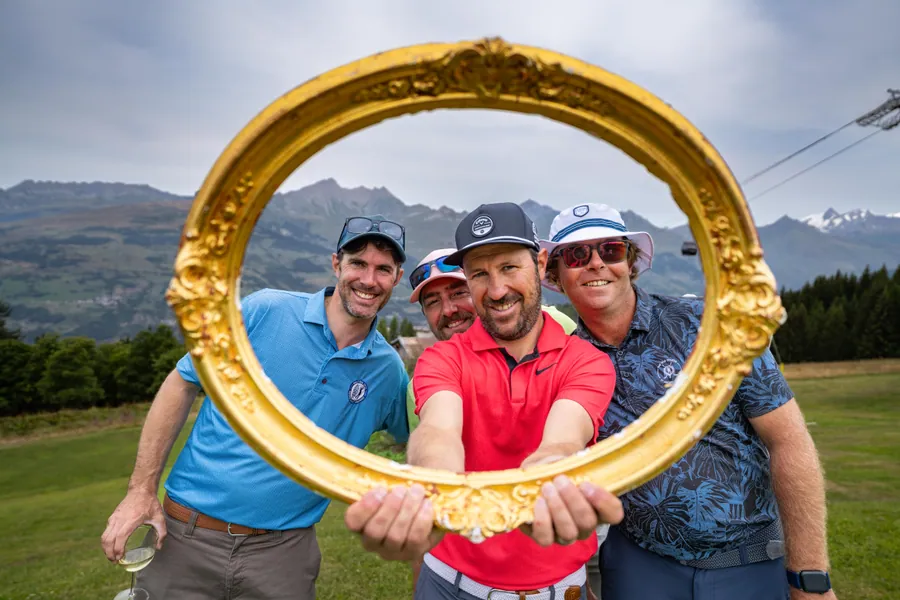 Un portrait d’équipe à travers un cadre doré pendant la compétition L’Entrepotes au Golf des Arcs