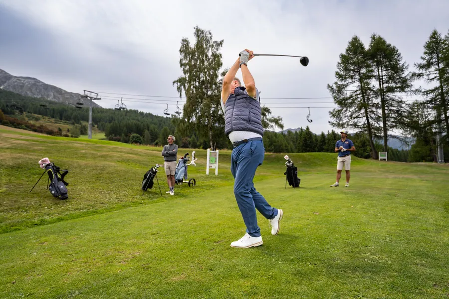 Un joueur termine son swing pendant la compétition L’Entrepotes au Golf des Arcs
