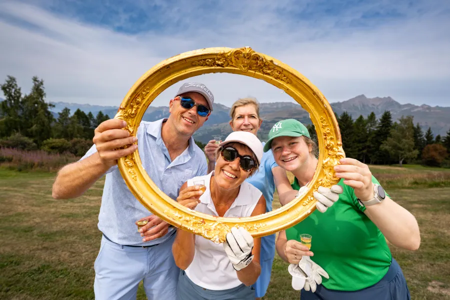 Un portrait d’équipe devant les sommets pendant la compétition L’Entrepotes au Golf des Arcs