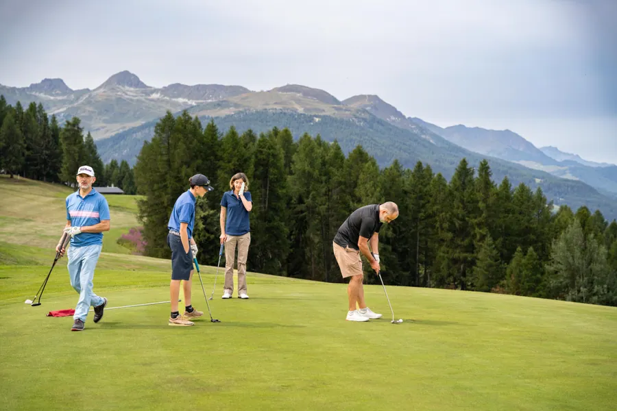 Les participants autour du green pendant la compétition L’Entrepotes au Golf des Arcs