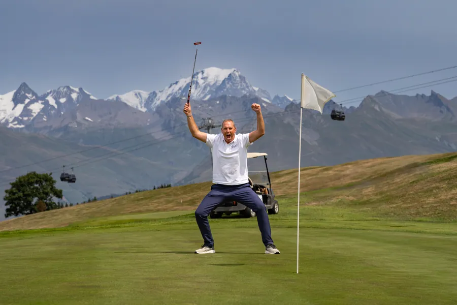 Un participant pose sur le parcours pendant la compétition L’Entrepotes au Golf des Arcs