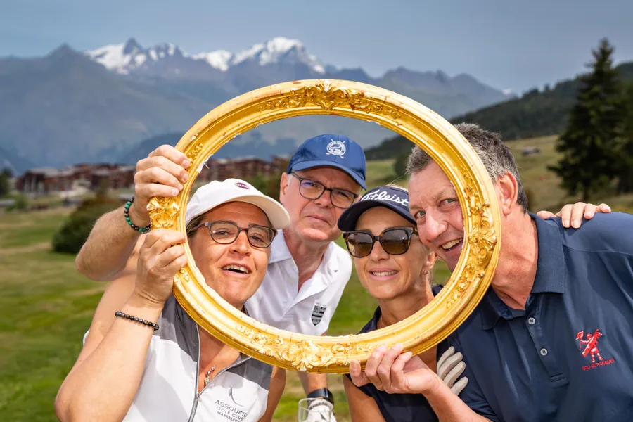 Un portrait d’équipe dans un cadre doré pendant la compétition L’Entrepotes au Golf des Arcs