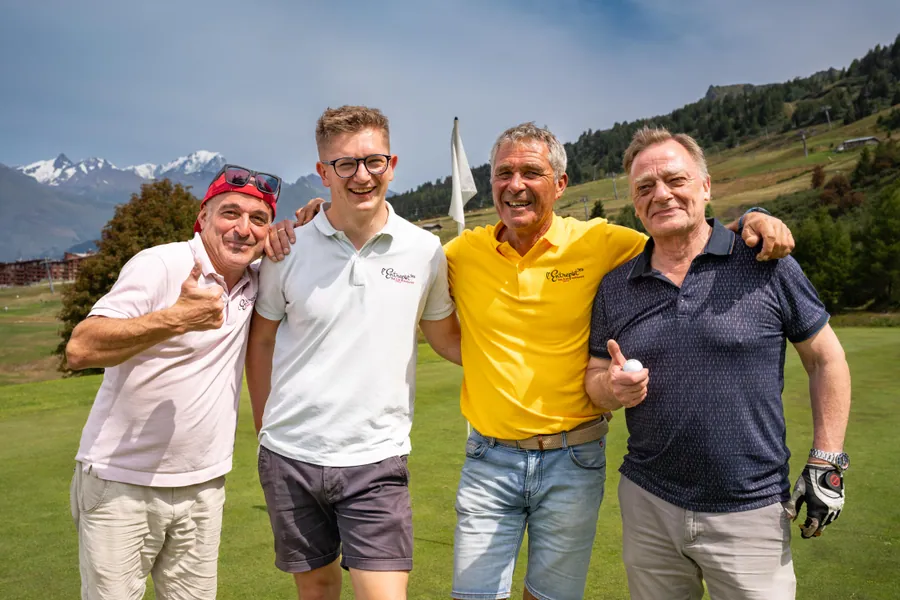 Une équipe réunie sur le parcours pendant la compétition L’Entrepotes au Golf des Arcs