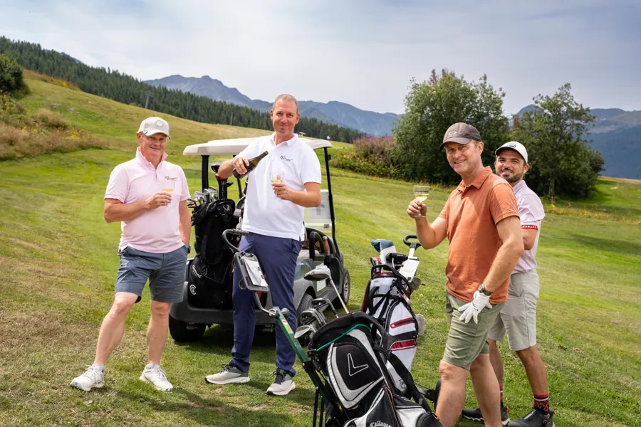 Des joueurs échangent autour de leurs sacs de golf pendant la compétition L’Entrepotes au Golf des Arcs