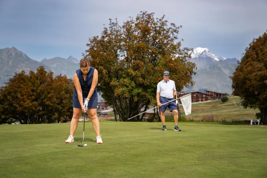 Une partie sur le green pendant la compétition L’Entrepotes au Golf des Arcs