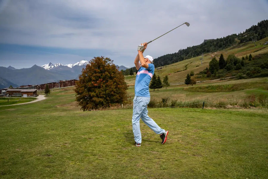 Un swing face aux sommets pendant la compétition L’Entrepotes au Golf des Arcs