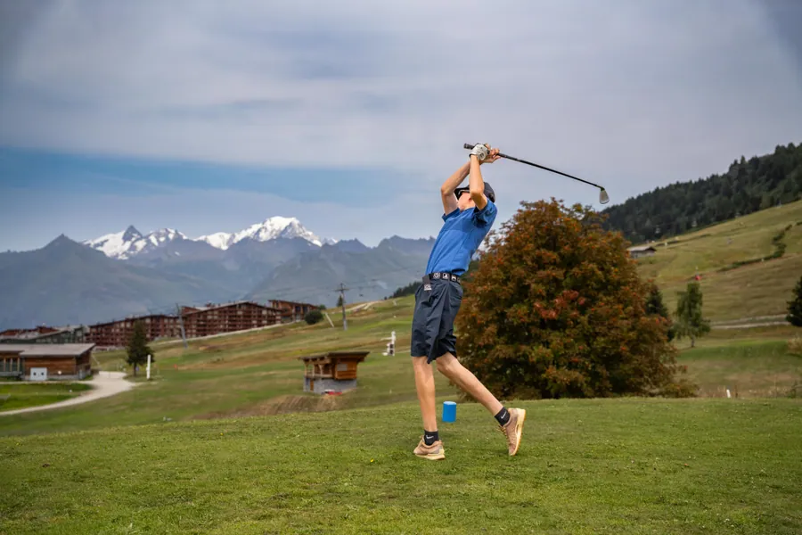 Un joueur termine son mouvement pendant la compétition L’Entrepotes au Golf des Arcs