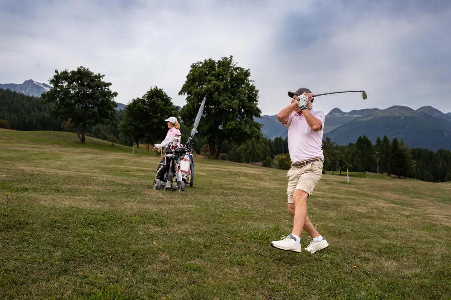 Un golfeur sur le fairway pendant la compétition L’Entrepotes au Golf des Arcs