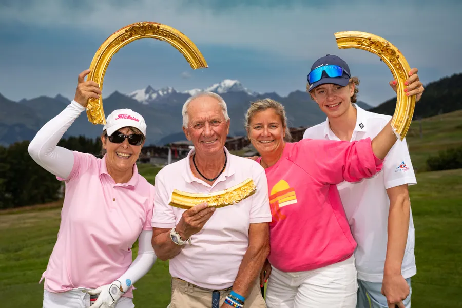 Un portrait d’équipe avec un cadre doré pendant la compétition L’Entrepotes au Golf des Arcs
